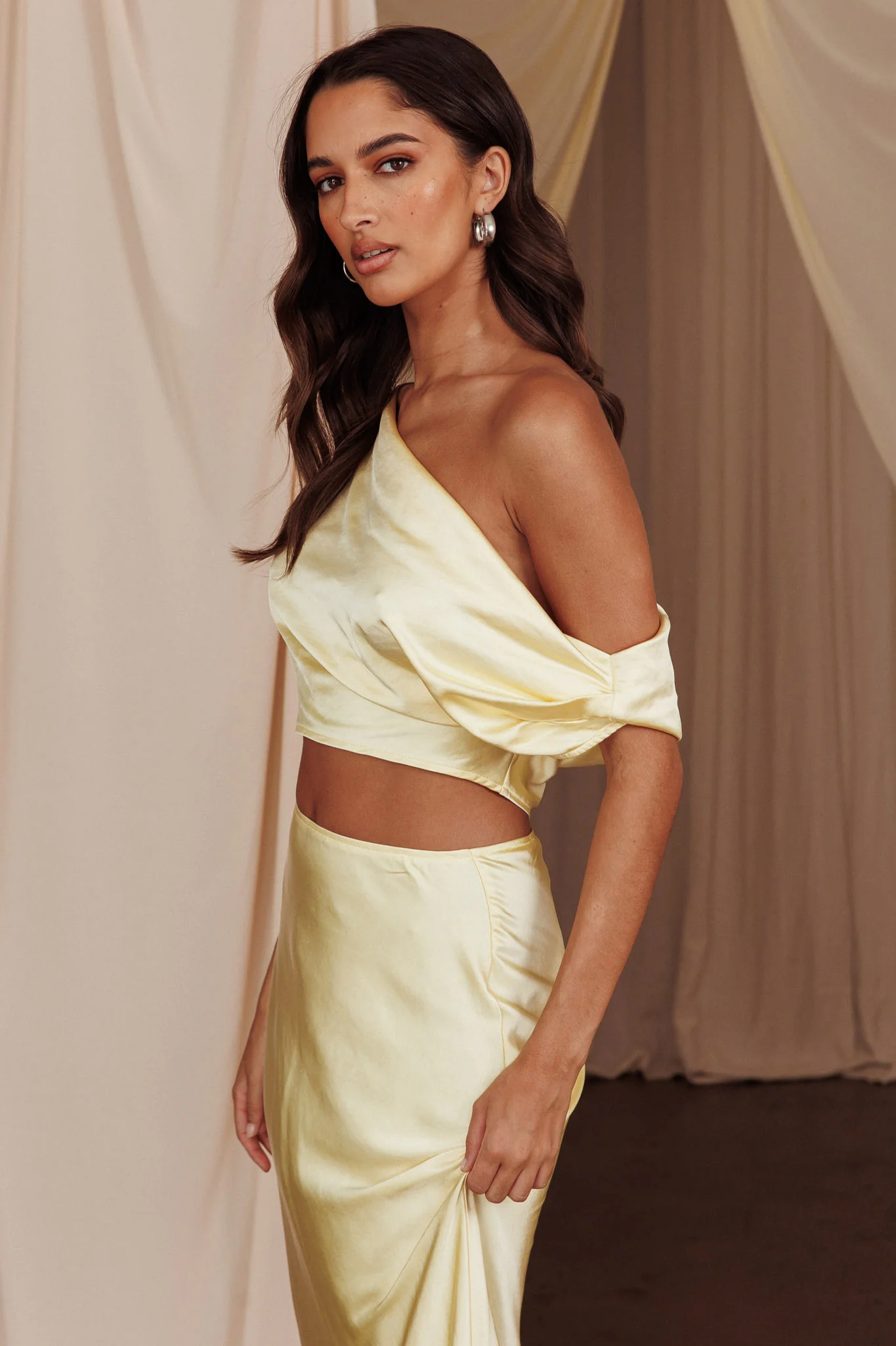 Alivya On-Off-Shoulder Satin Top Butter - Image 6