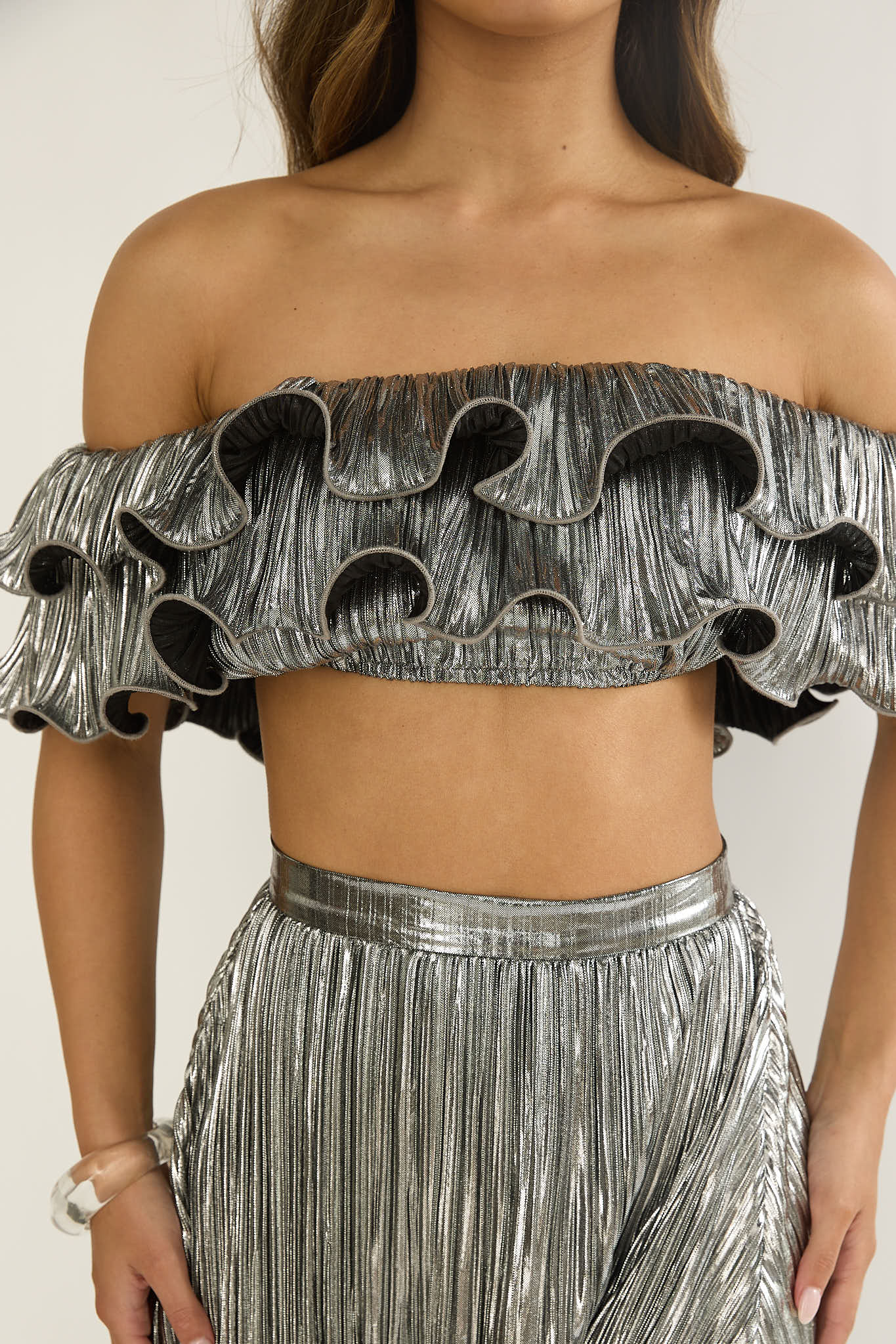Amaria Off-Shoulder Lettuce Edge Crop Top Silver - Image 4