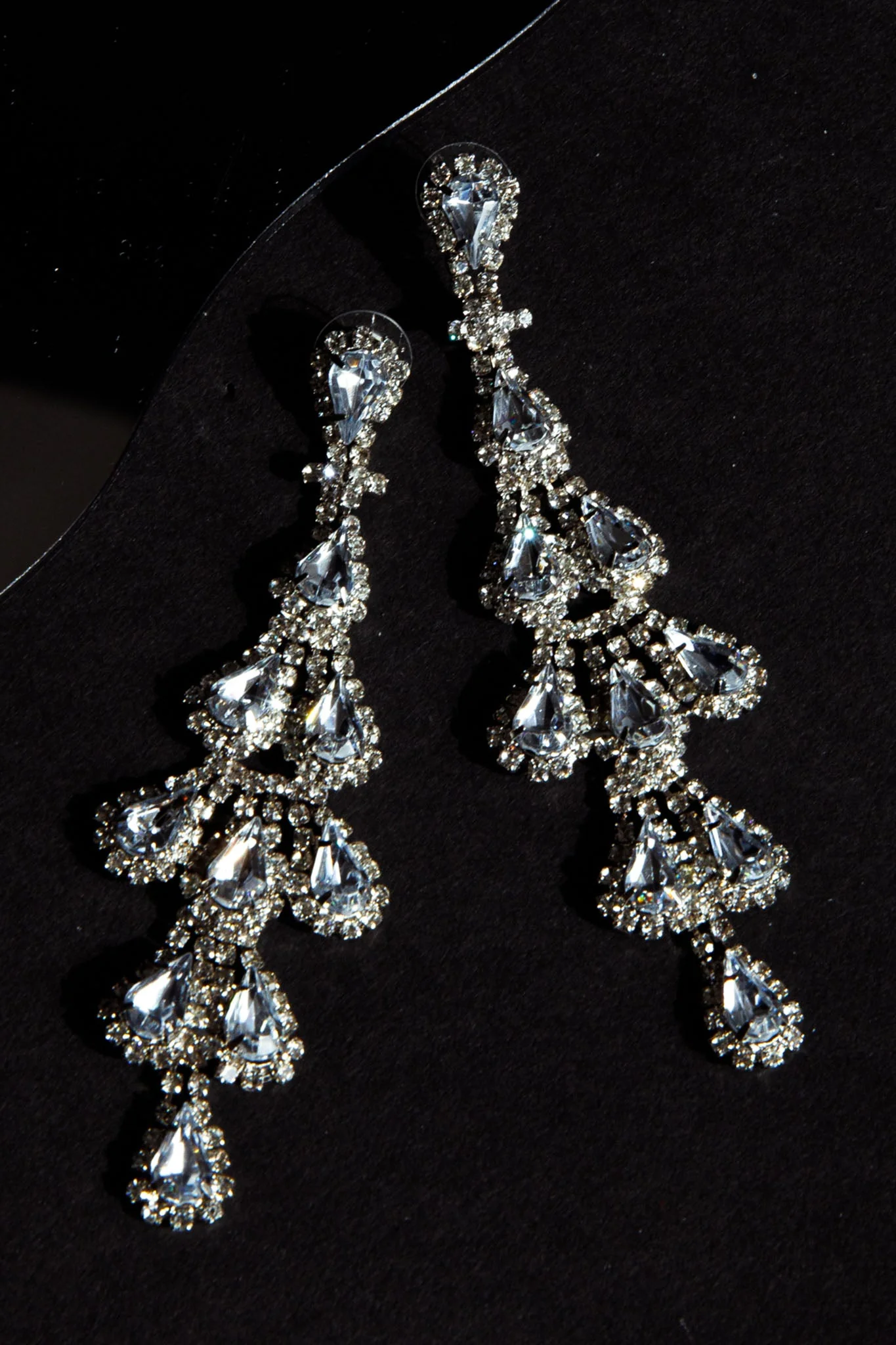 Amina Chandelier Earrings Silver - Image 2