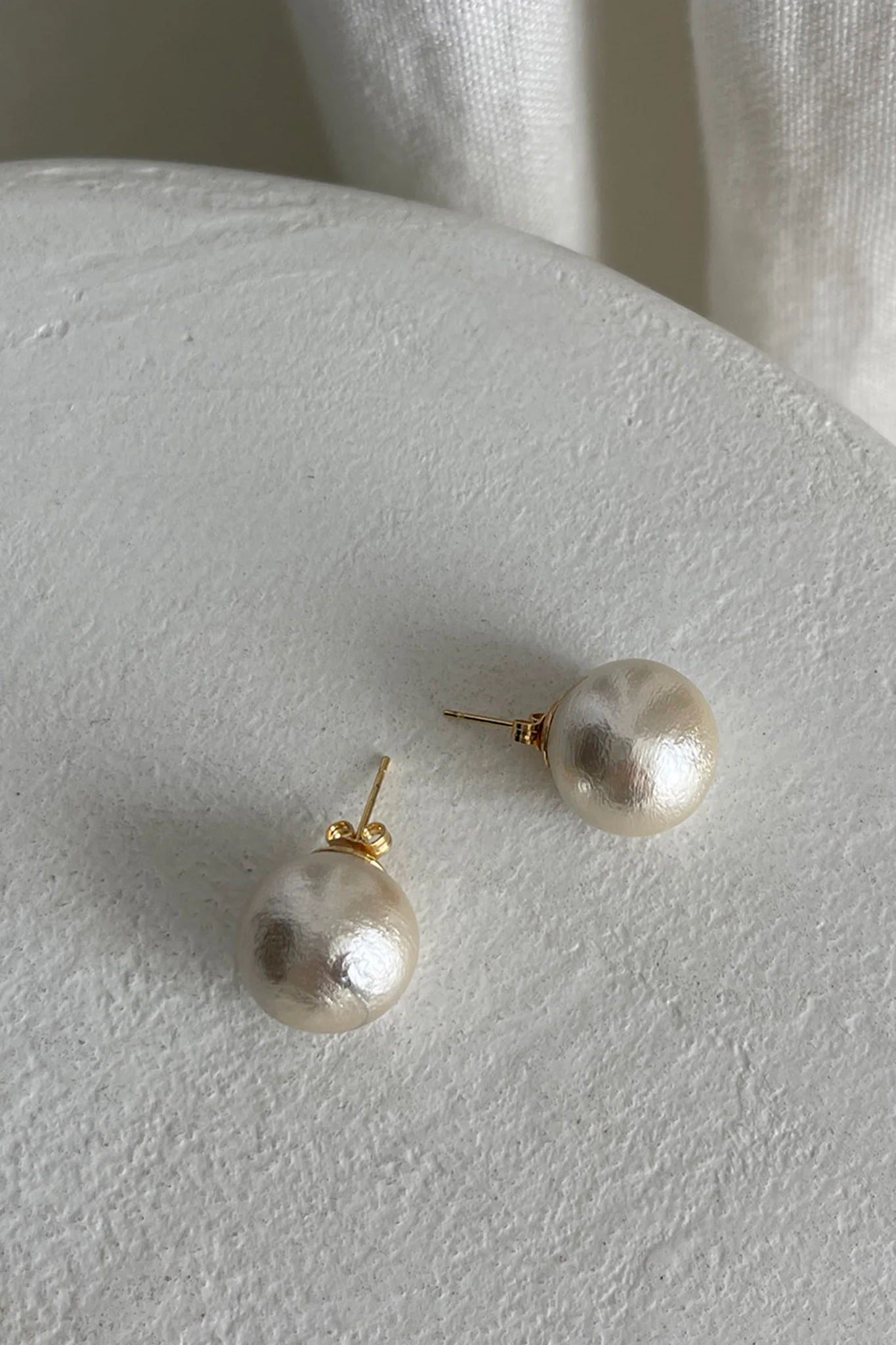 Ari Large Pearl Stud Earrings Gold - Image 2
