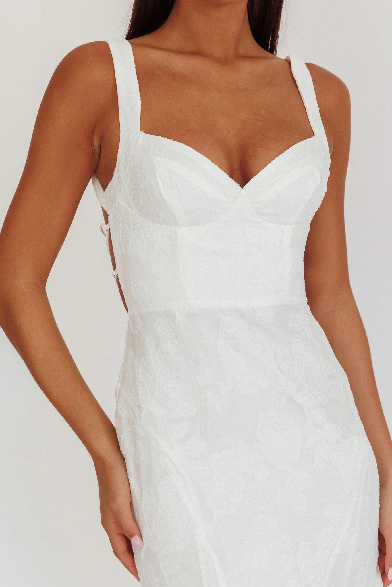 Autumn Moon Strappy Back Maxi Dress Textured White - Image 3
