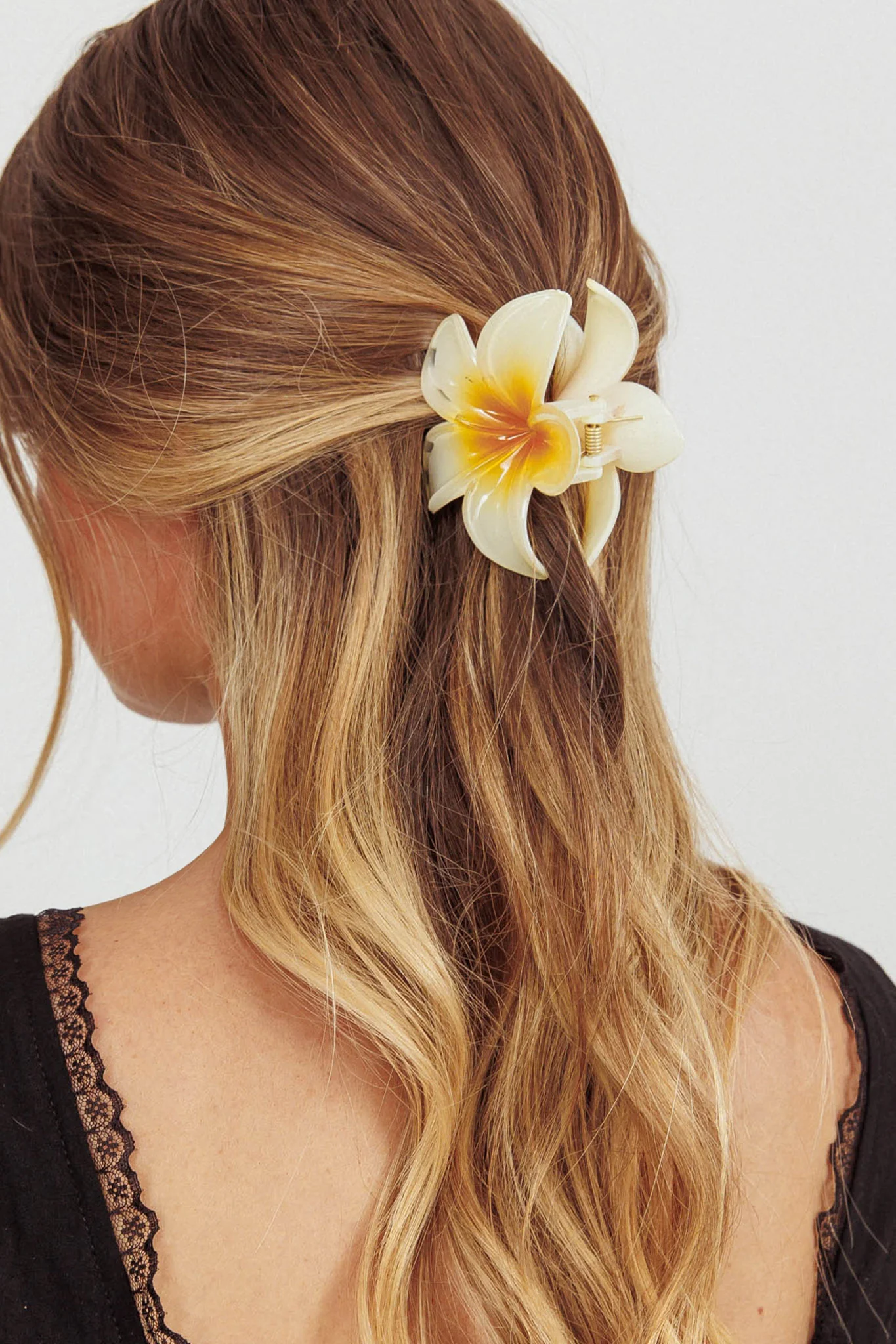Ayni Frangipani Claw Clip Yellow - Image 2