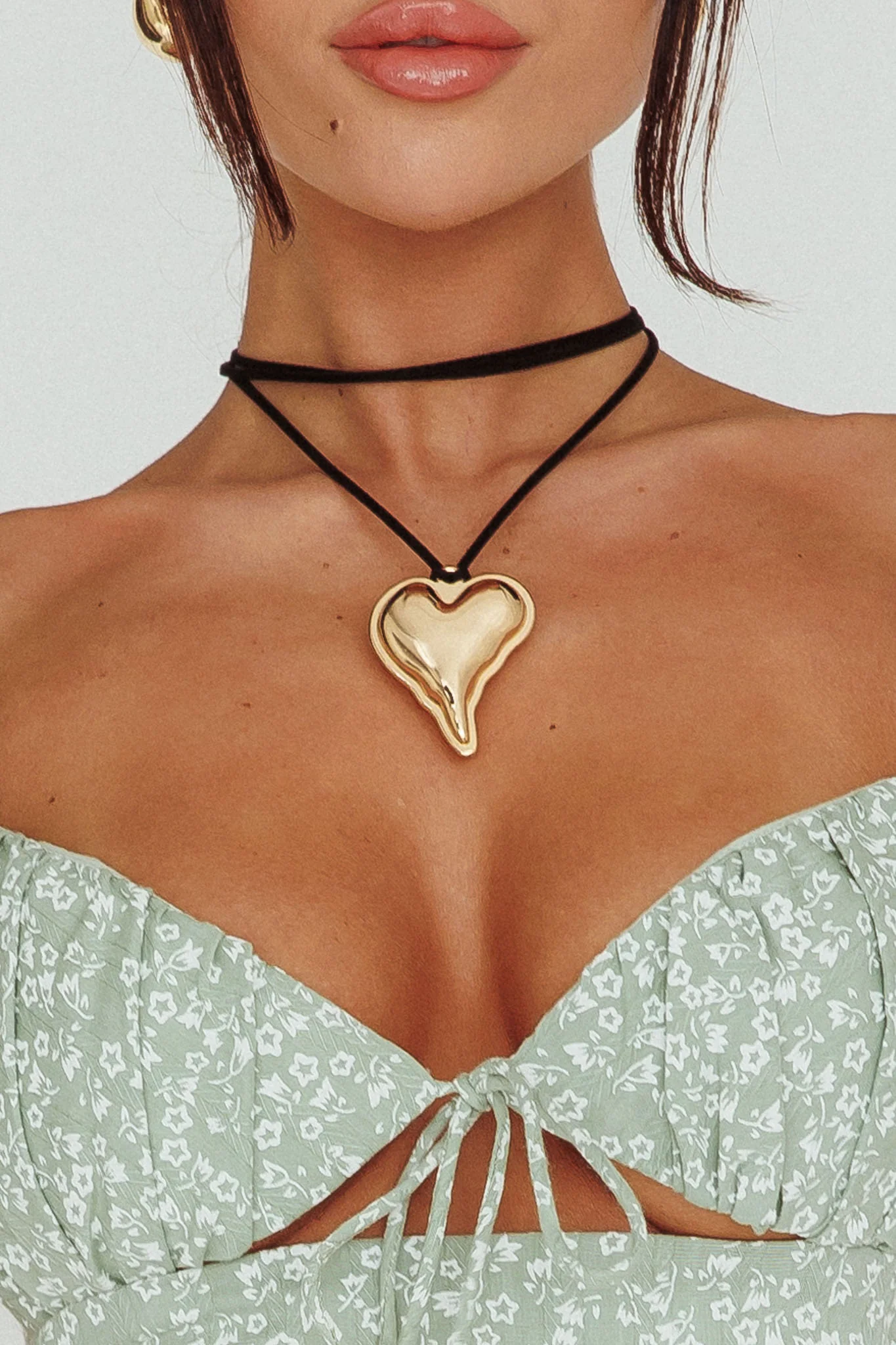 Corazon Heart Pendant Choker Gold - Image 4