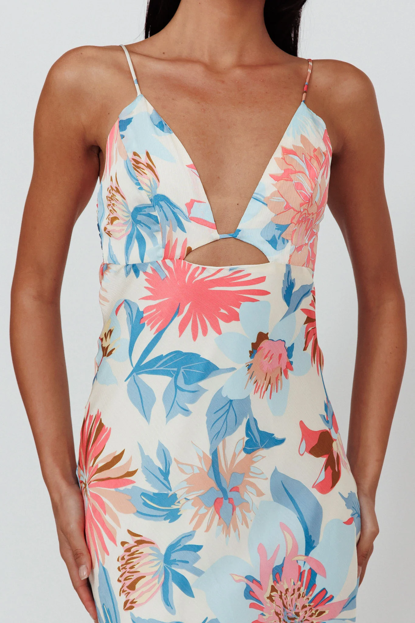 Dance Again Cut-Out Back Maxi Dress Floral Blue - Image 4