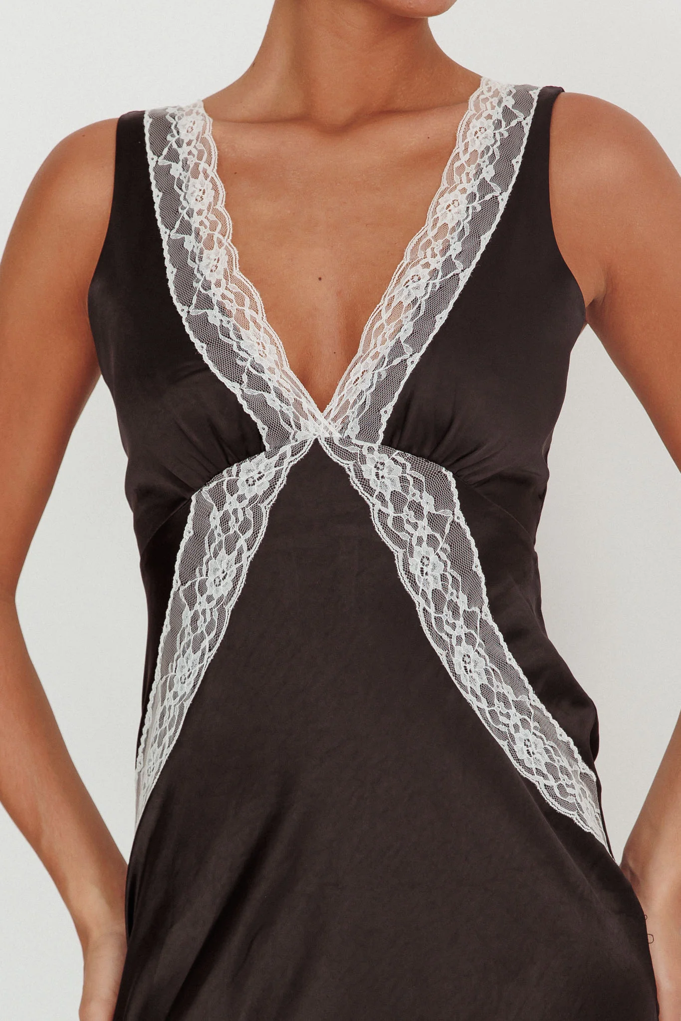 Ivonne Contrast Lace V-Neck Maxi Dress Black - Image 4
