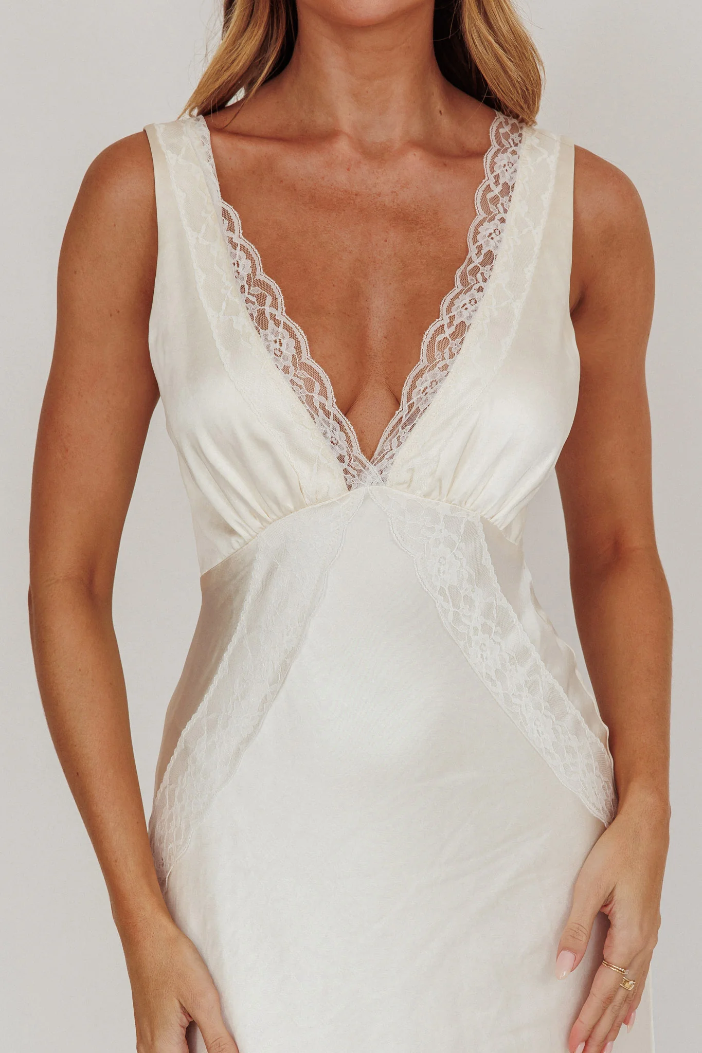 Ivonne Lace Trim V-Neck Maxi Dress Oyster - Image 4