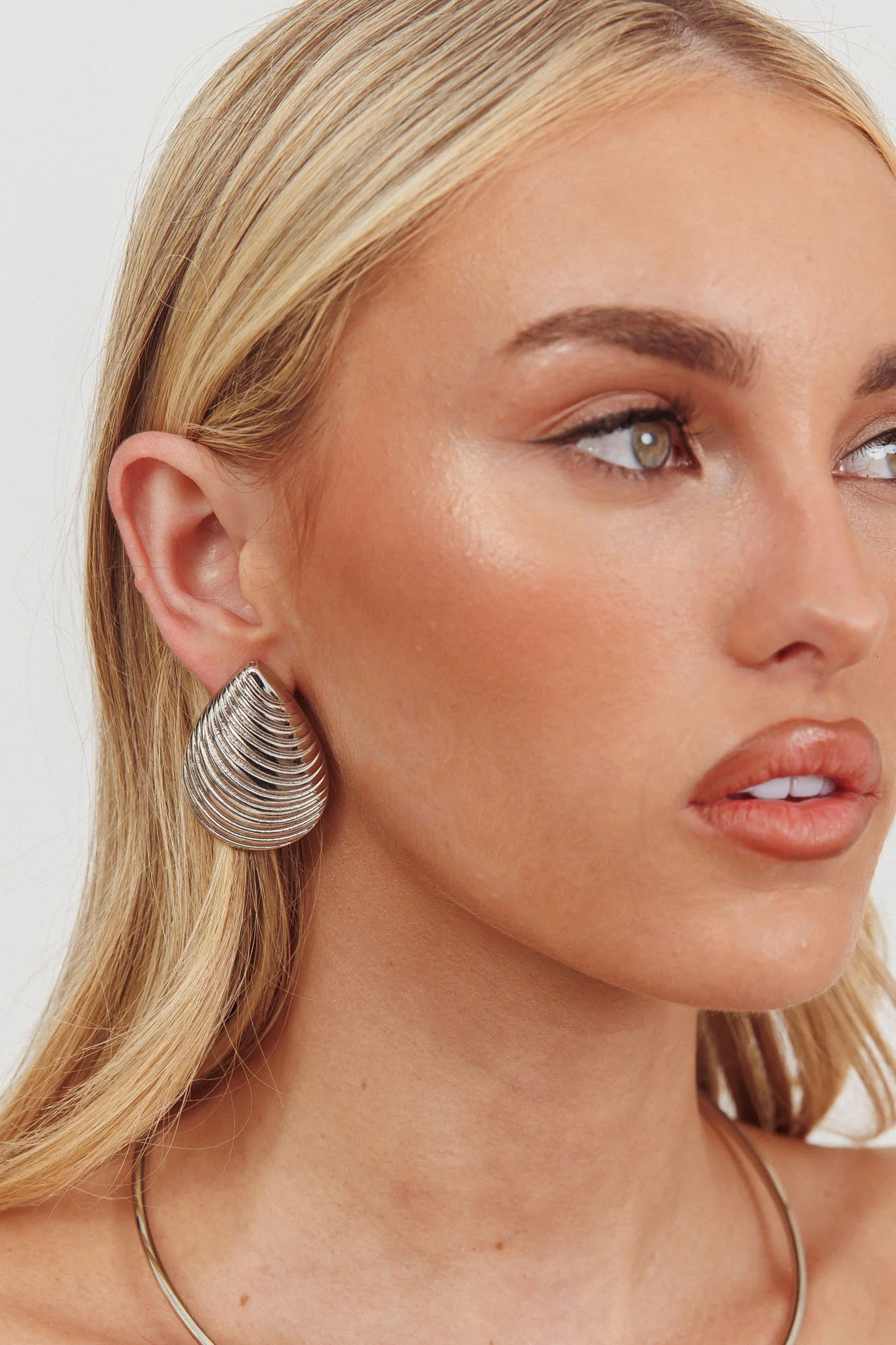 Jacinta Shell Earrings Dark Silver - Image 2
