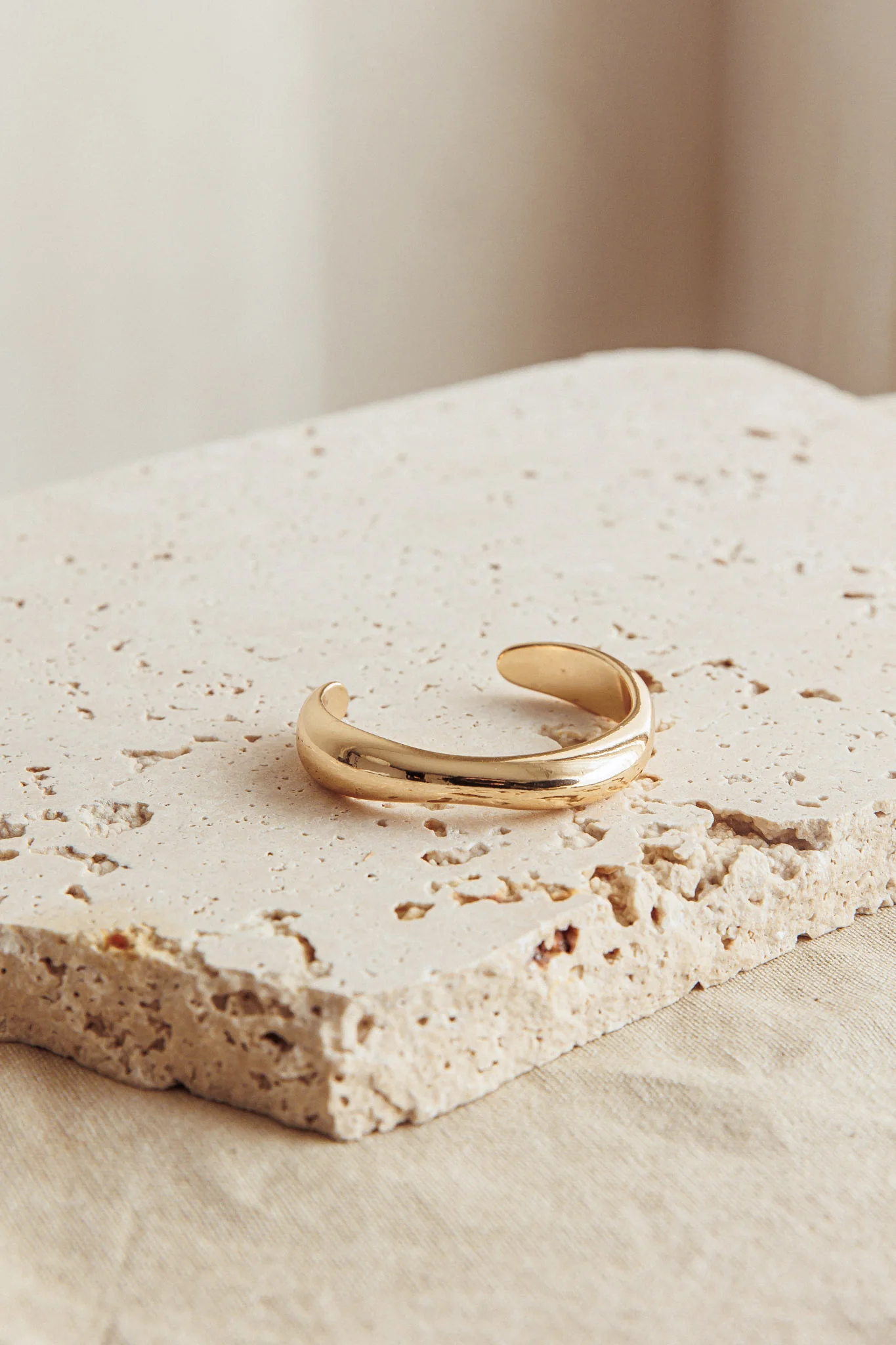Jamaica Curvilinear Cuff Gold - Image 3