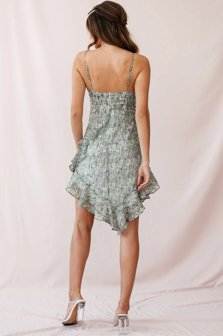 Kindred Ruffle-Trimmed V-Shaped Hem Dress Weave Print Olive - Image 3