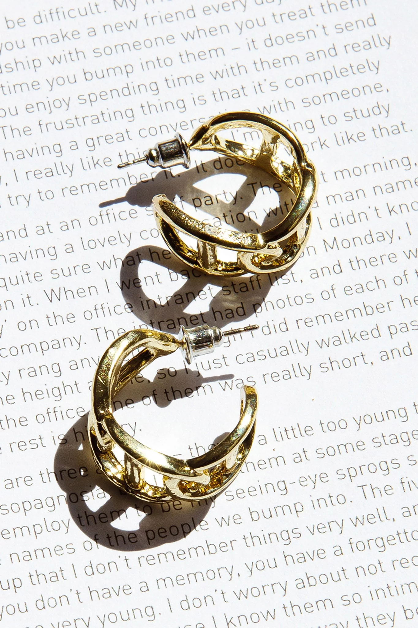 Knox Chain Link Small Hoop Earrings Gold - Image 2