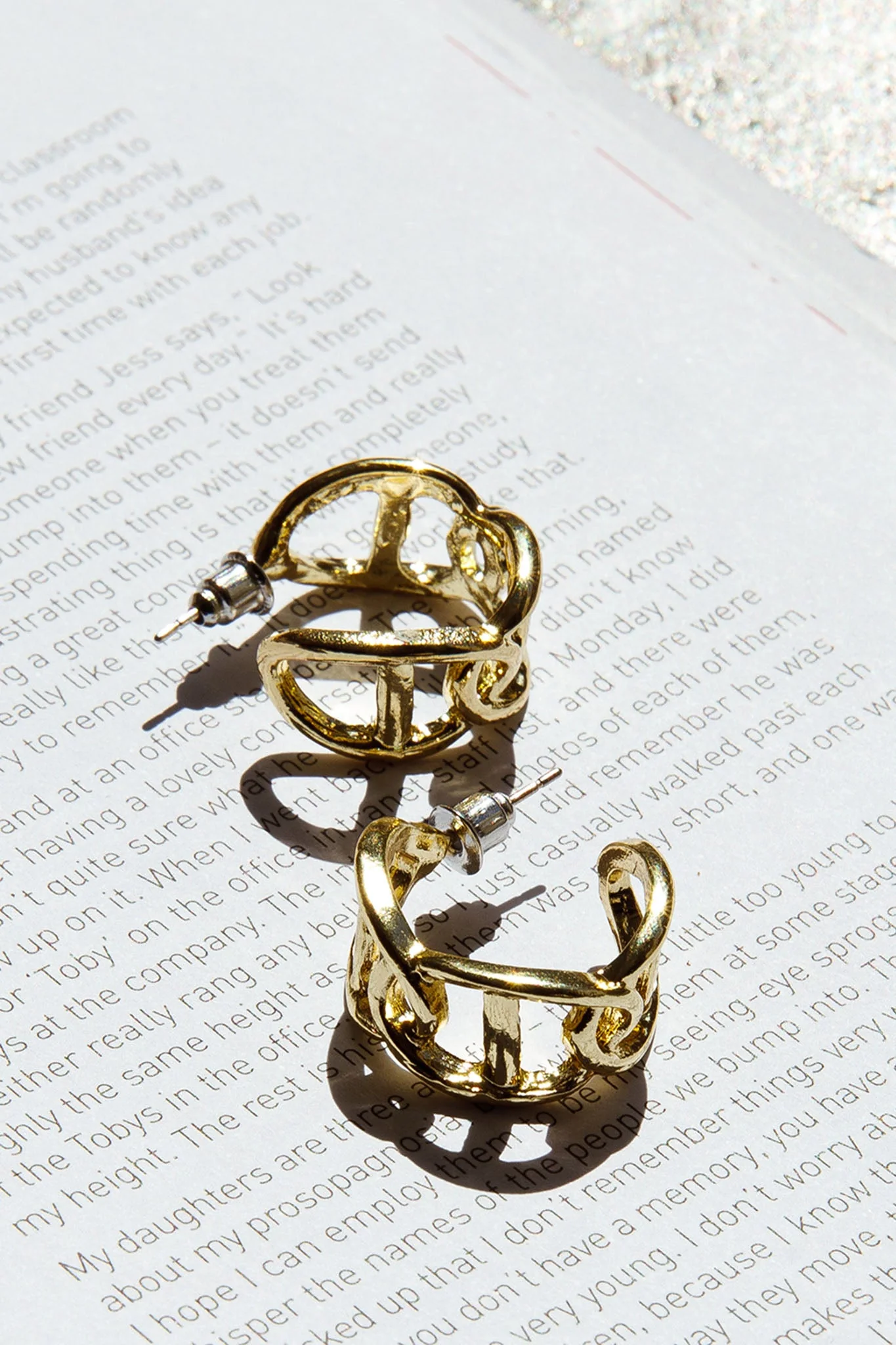 Knox Chain Link Small Hoop Earrings Gold - Image 3