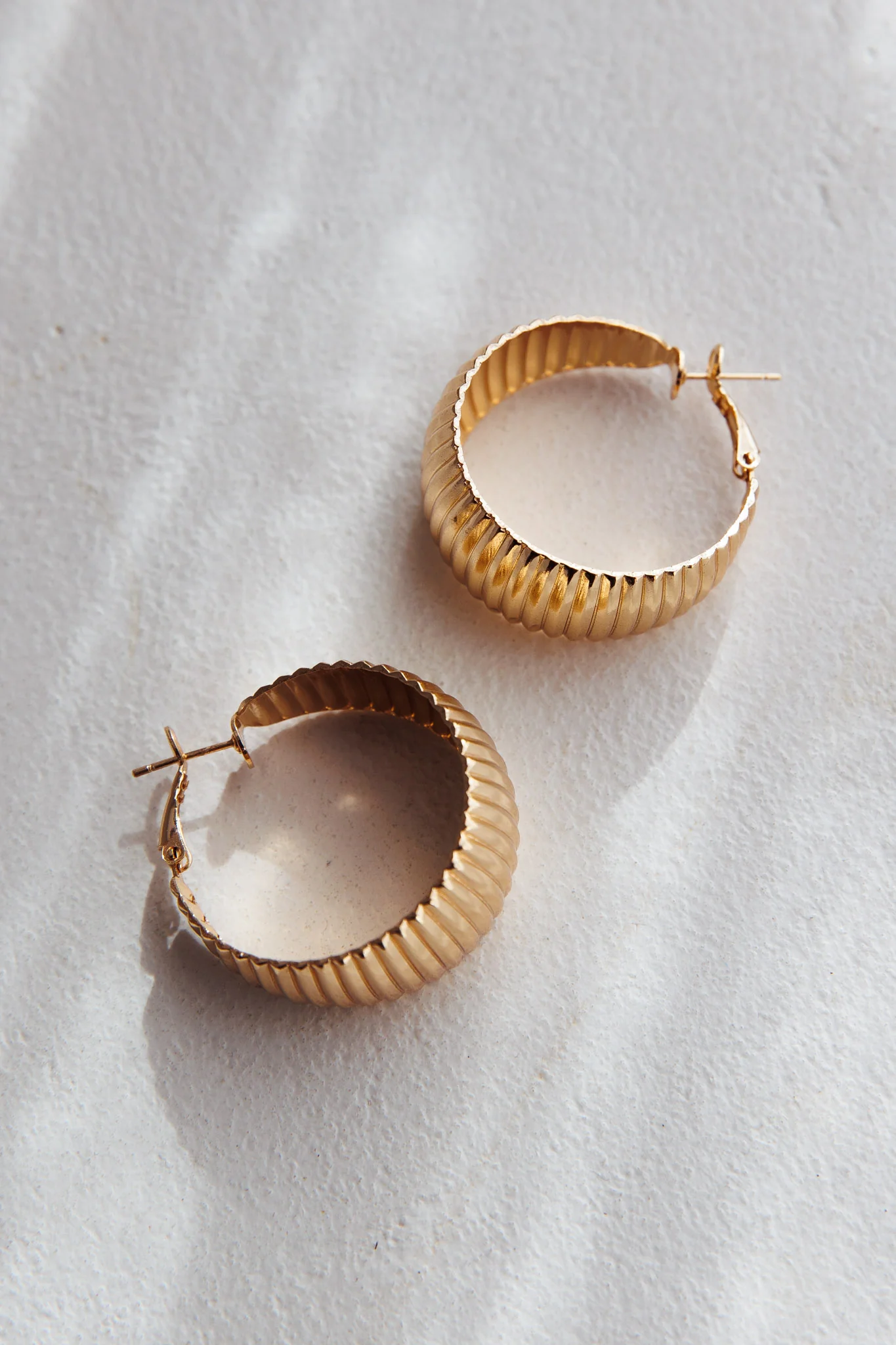Laureen Ribbed Hoop Earrings Gold - Image 2