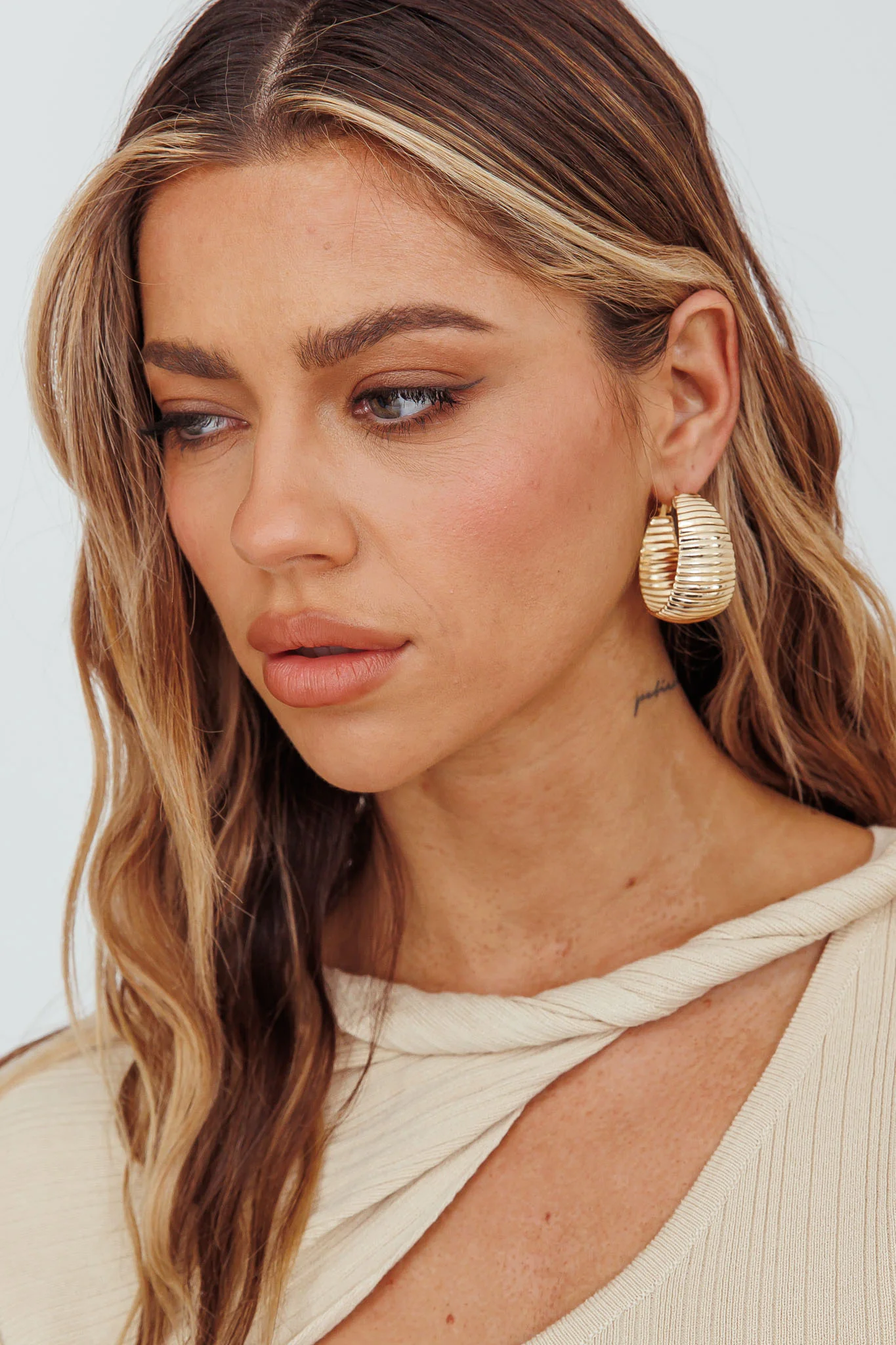 Laureen Ribbed Hoop Earrings Gold - Image 3