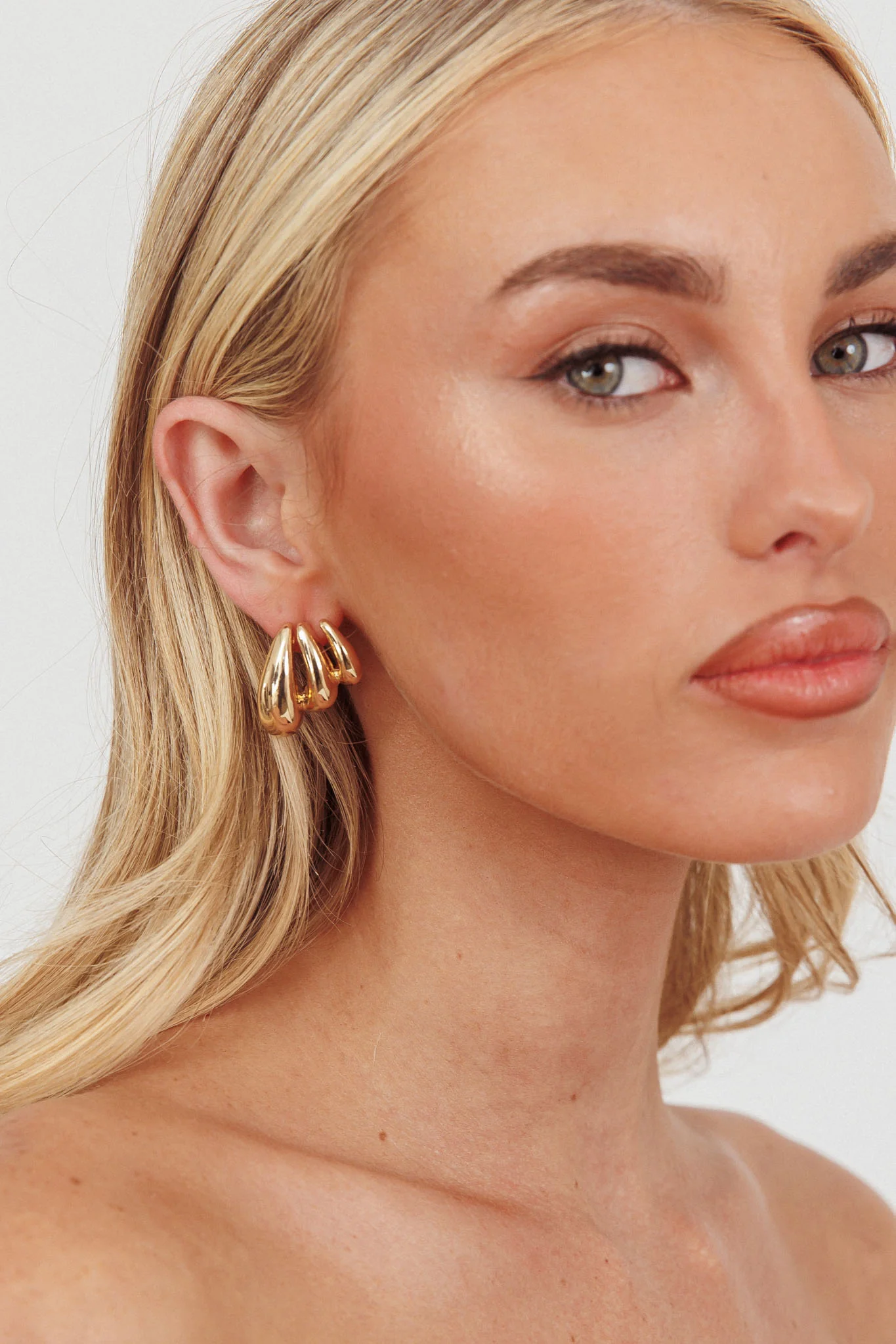 Lilly Ridged Earrings Gold - Image 2