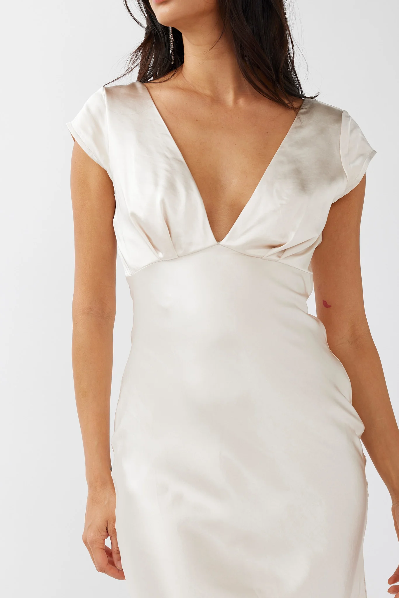Lucinda V-Neck Twist Back Midi Dress Champagne - Image 4
