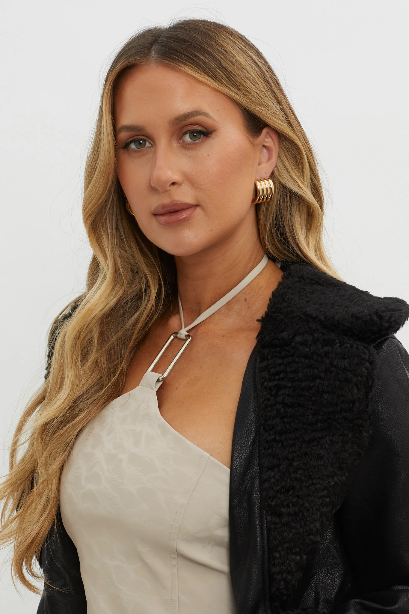Mally Ribbed Hoop Earrings Gold - Image 3