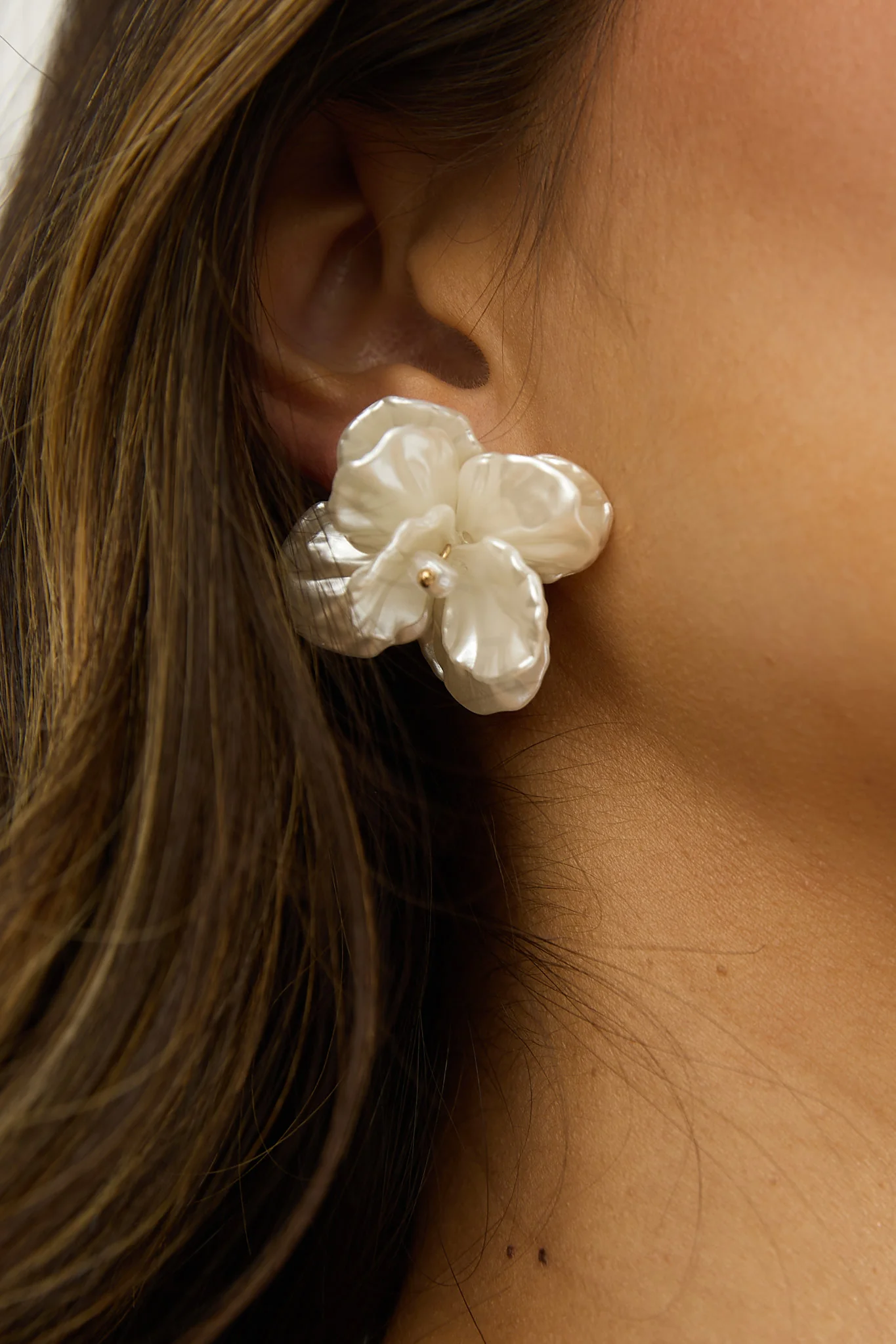 Maxine Orchid Earrings Pearl - Image 3