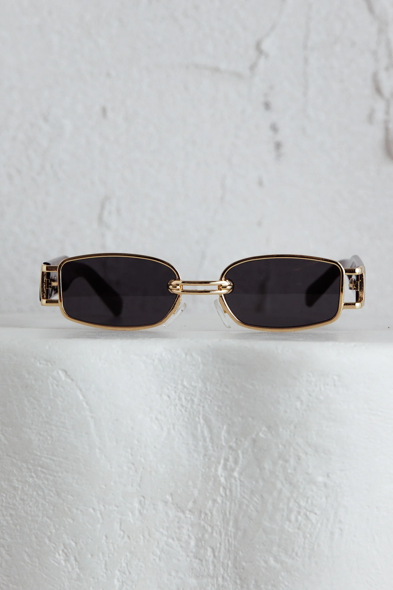 Meredith Gold Frame Sunglasses Black - Image 4