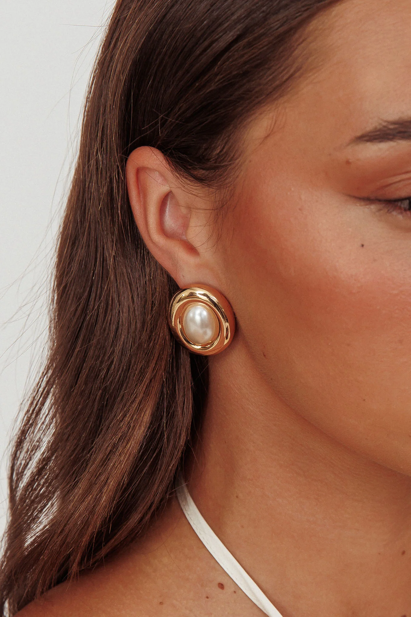Meredith Oval Earrings Gold Pearl - Image 3