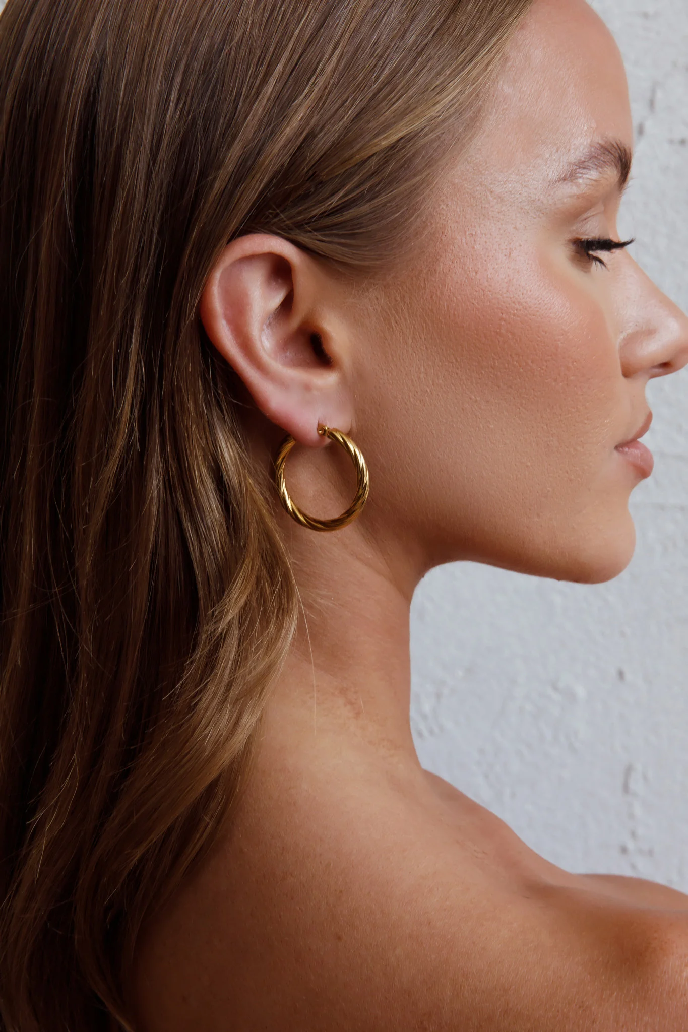 Merrill Hoop Earrings Gold - Image 4