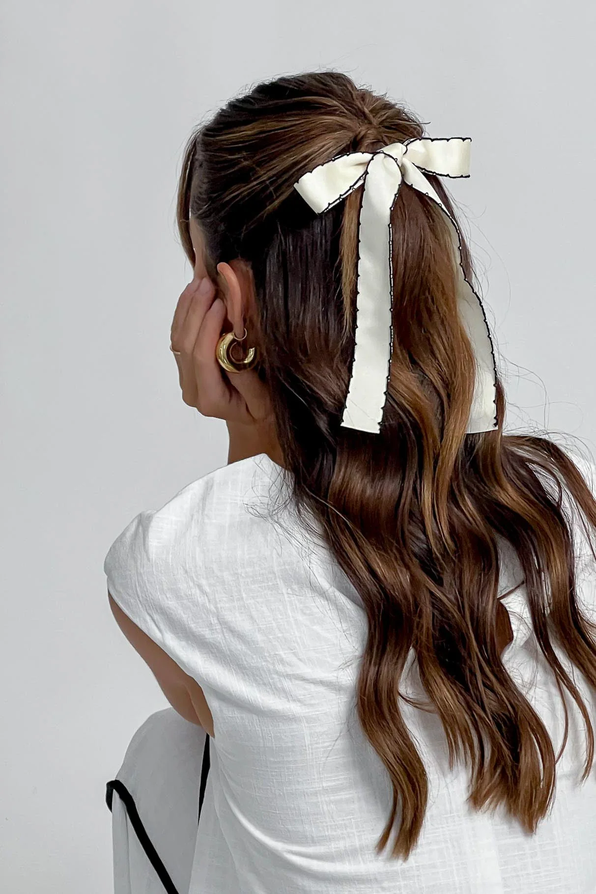Misky Edge Stitch Bow Hairpin White - Image 3