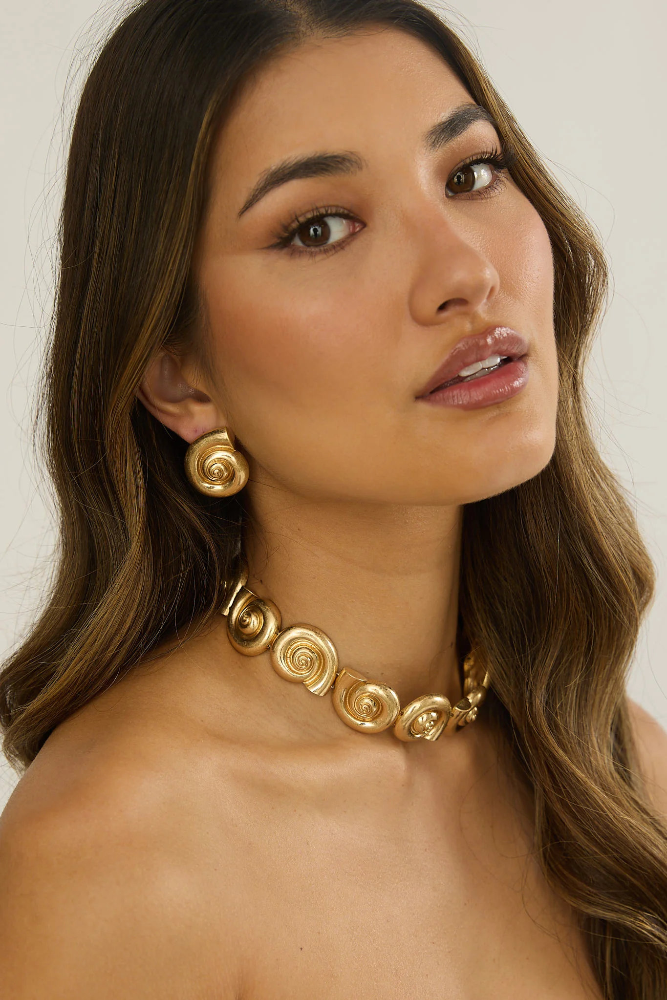 Noxelle Spiral Shell Earrings Gold - Image 3