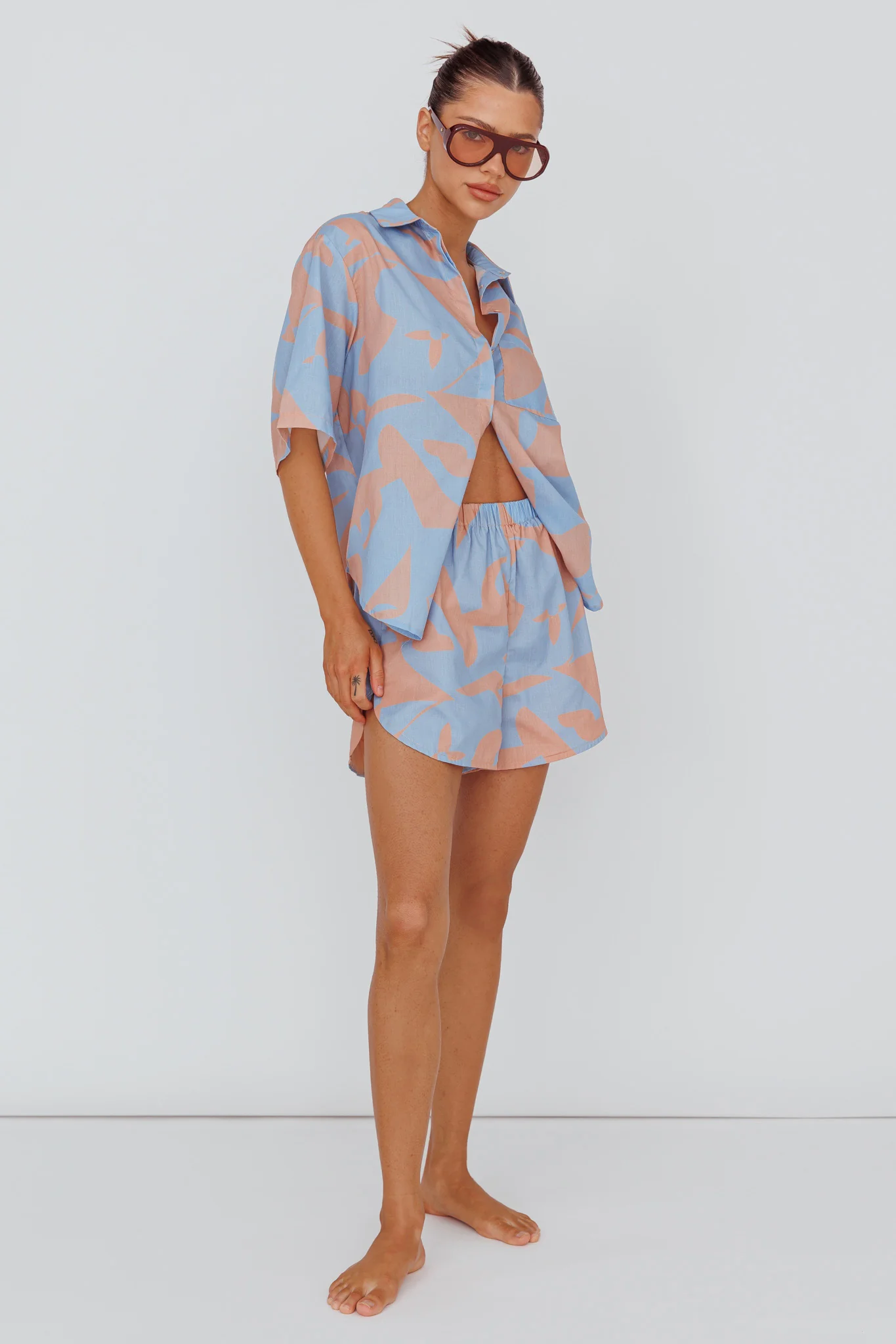 On Vacay Elastic Waist Shorts Print Blue - Image 4