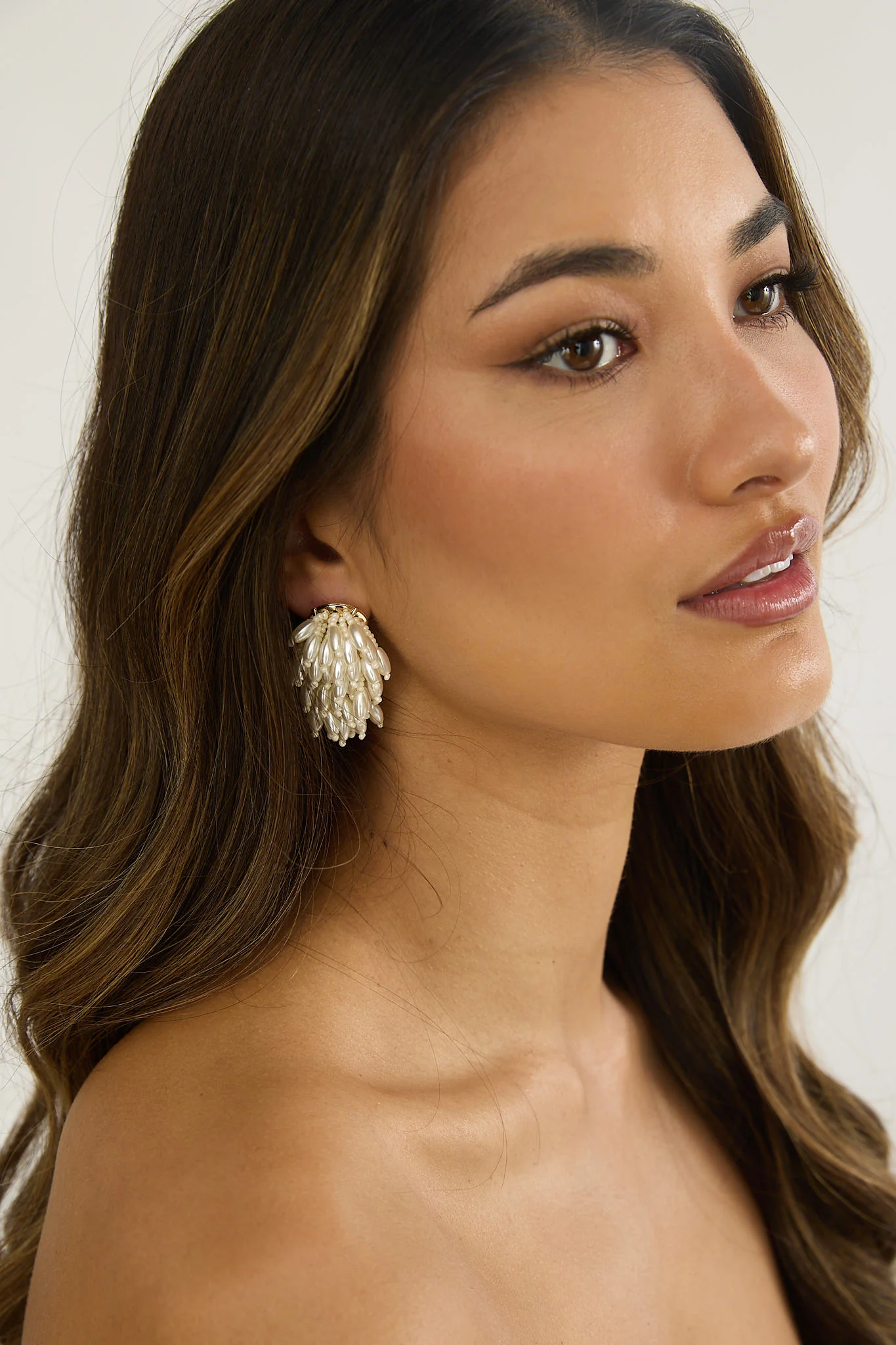 Rayn Cluster Earrings Pearl - Image 3