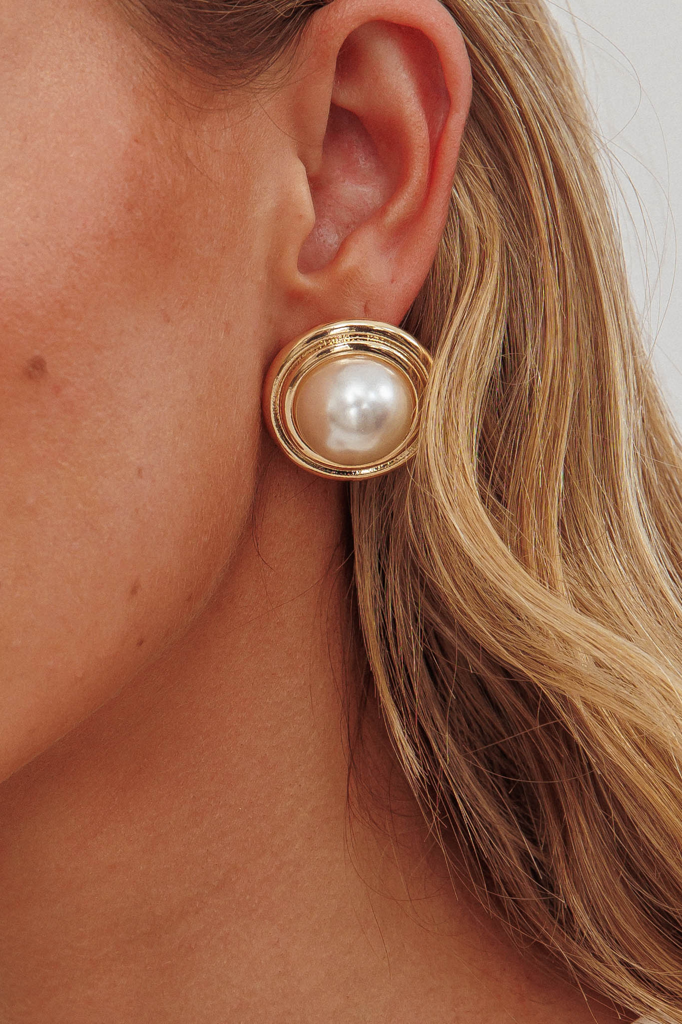 Sara Pearl Circle Earrings Gold/Pearl - Image 3