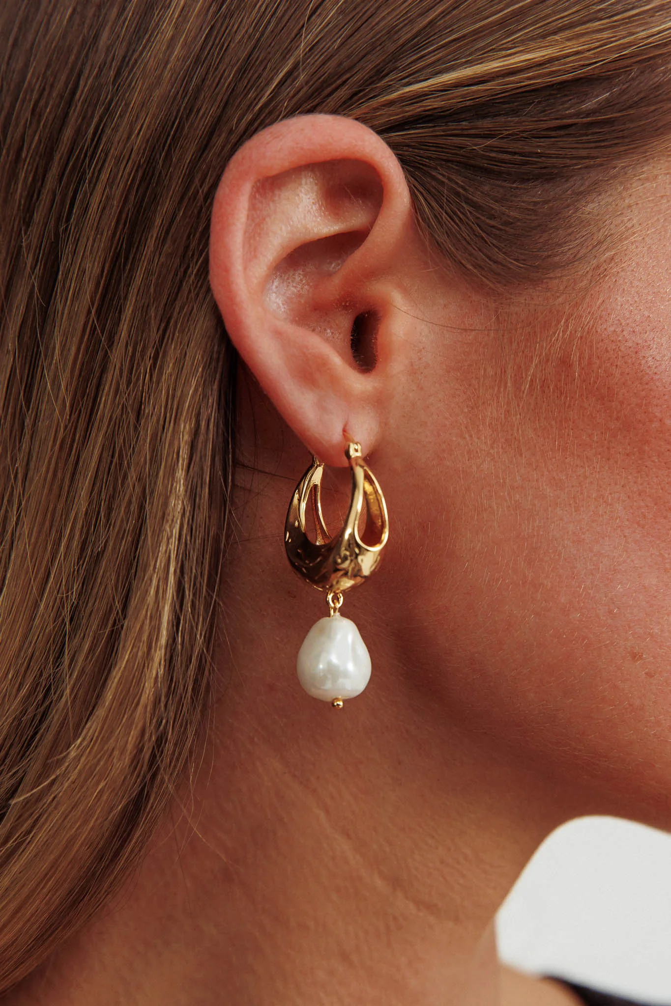 Serotonin Drop Pearl Earrings Gold - Image 3
