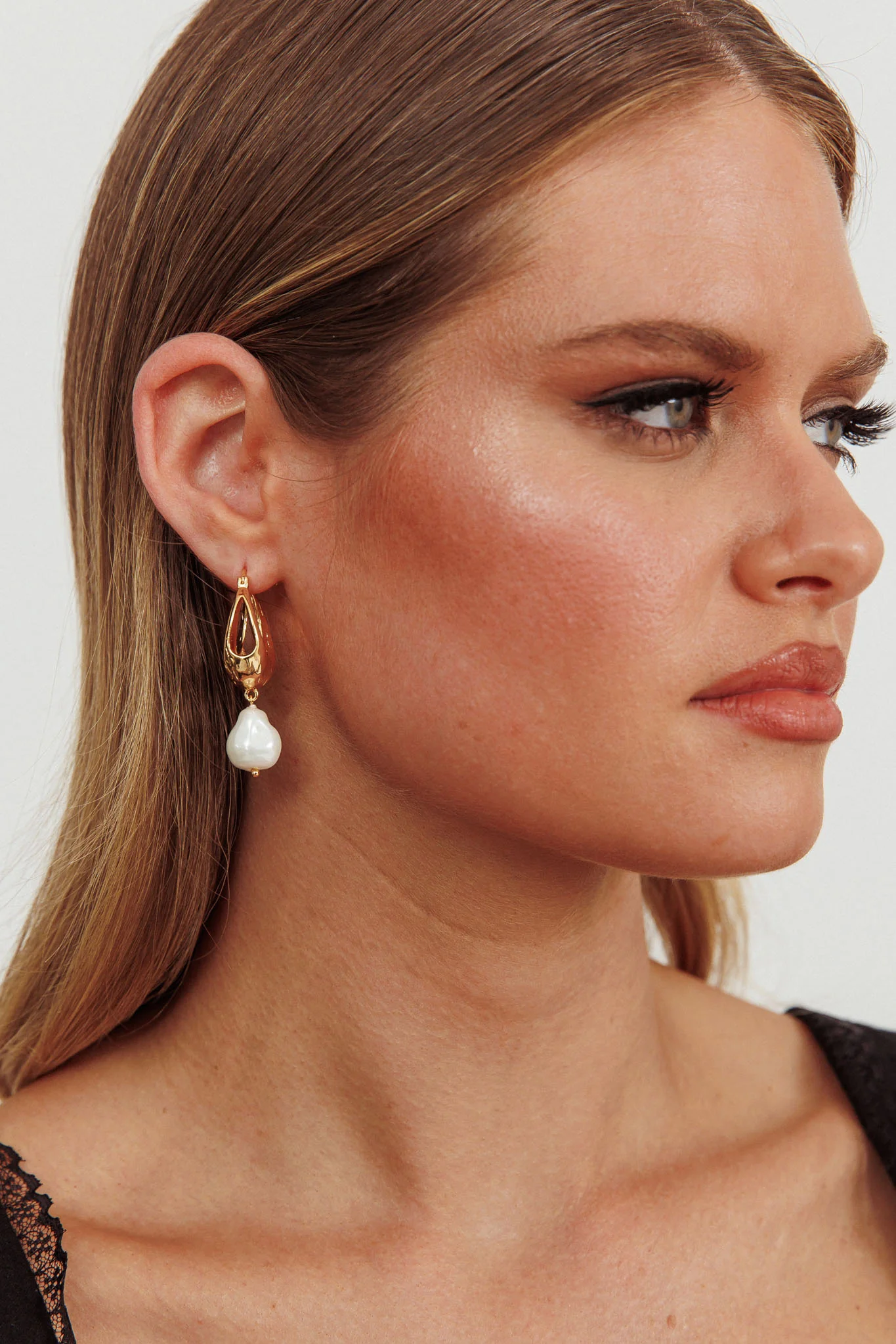 Serotonin Drop Pearl Earrings Gold - Image 4