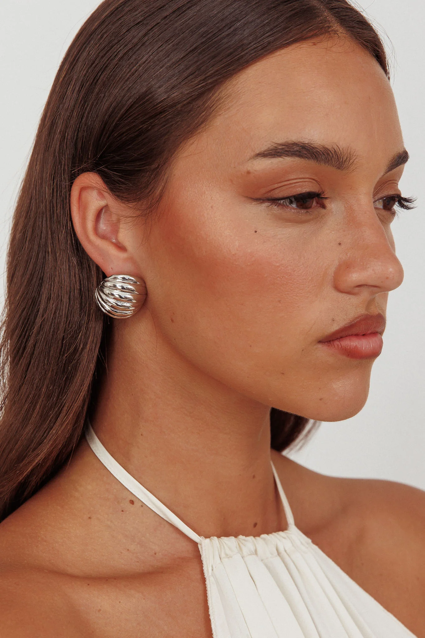 Shelly Ribbed Curve Earrings Dark Silver - Image 3