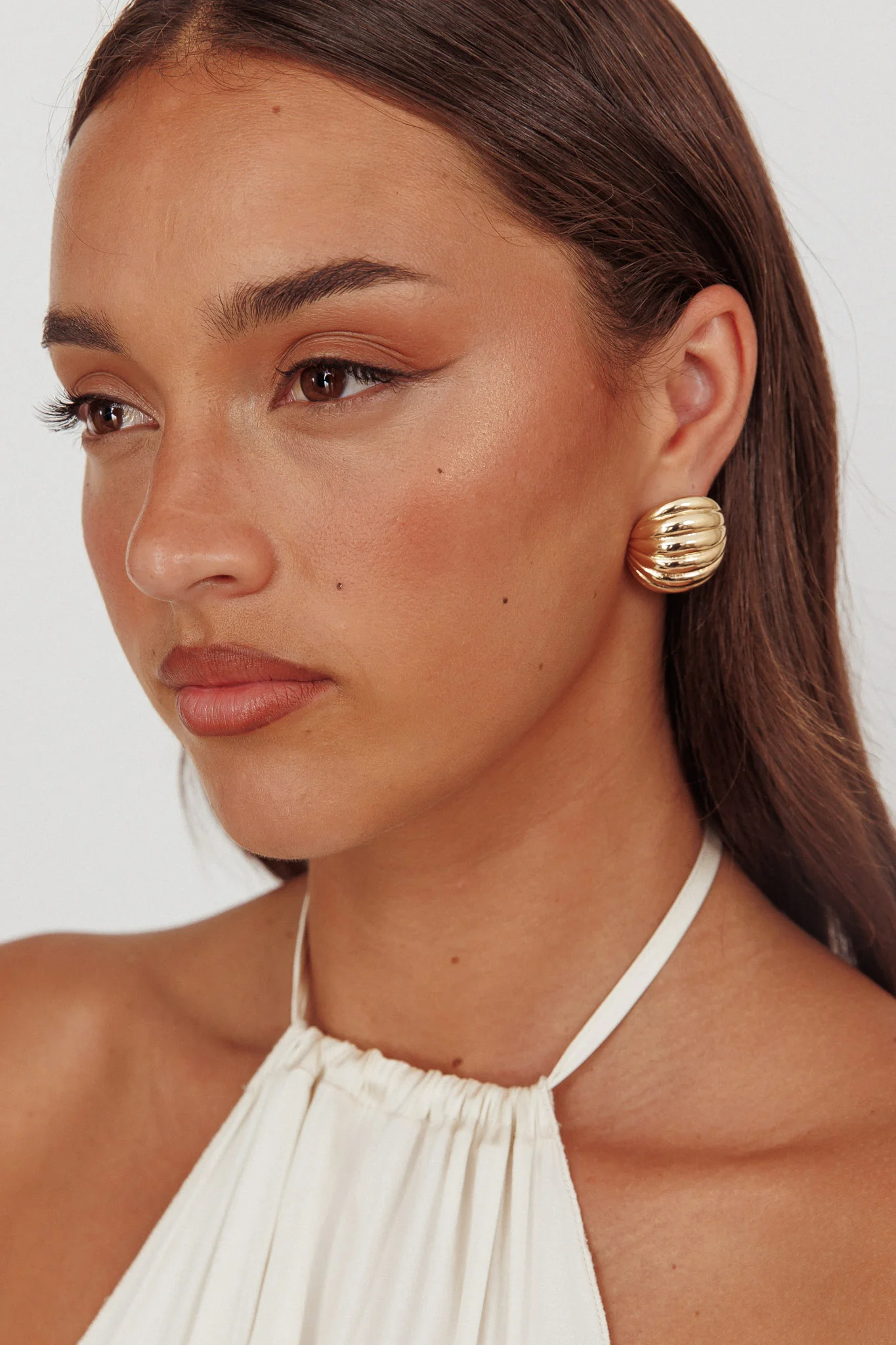 Shelly Ribbed Curve Earrings Gold - Image 2