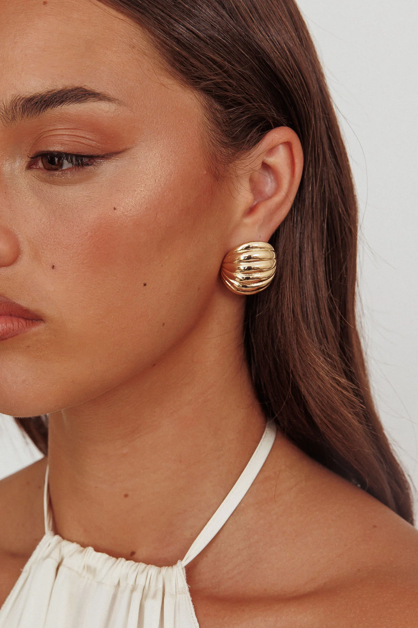 Shelly Ribbed Curve Earrings Gold - Image 3