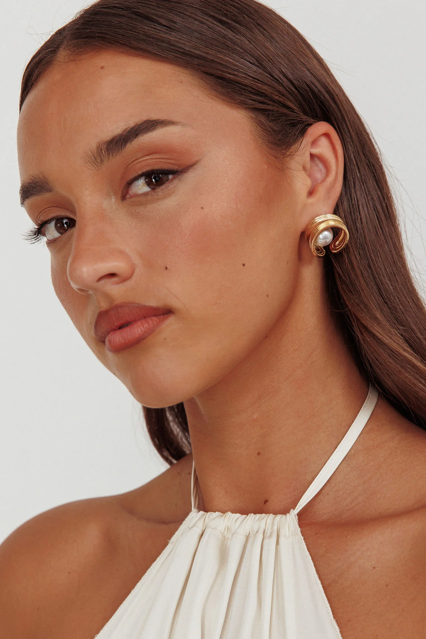 Simha Geometric Circle Earrings Gold Pearl - Image 2