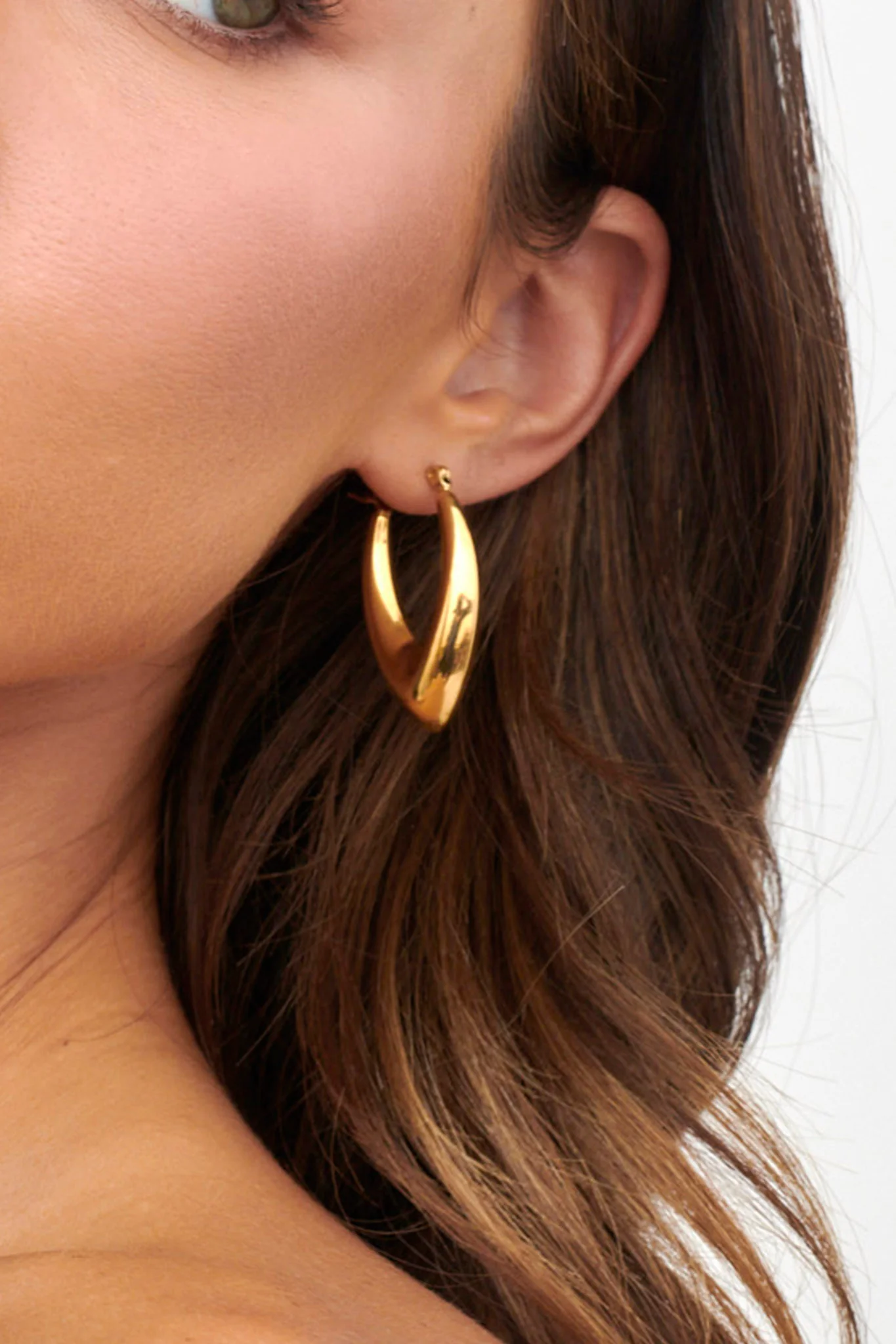 Sun Drop Oval Huggie Earrings Gold - Image 2