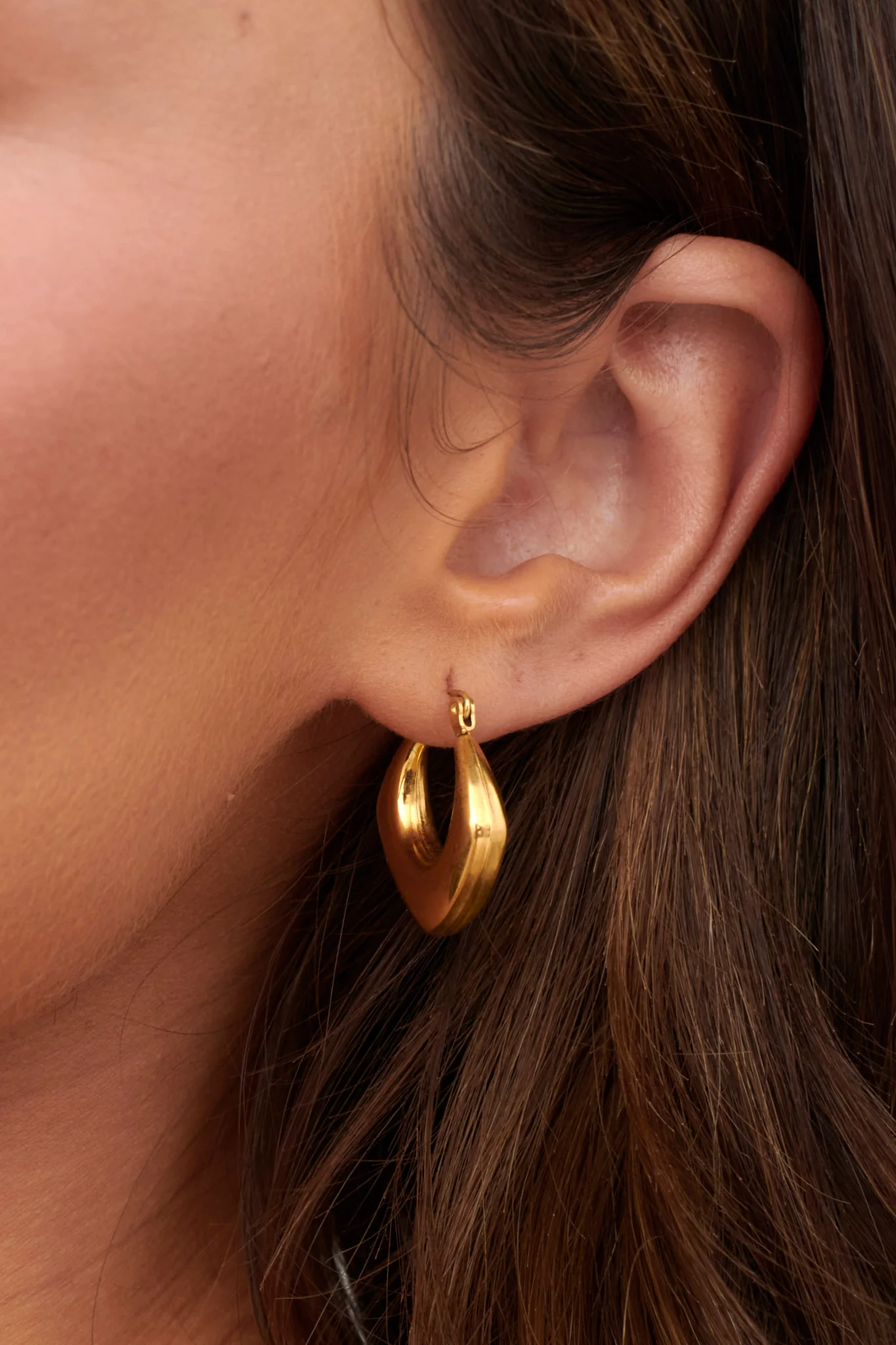 Tilly Geometric Huggie Earrings Gold - Image 4