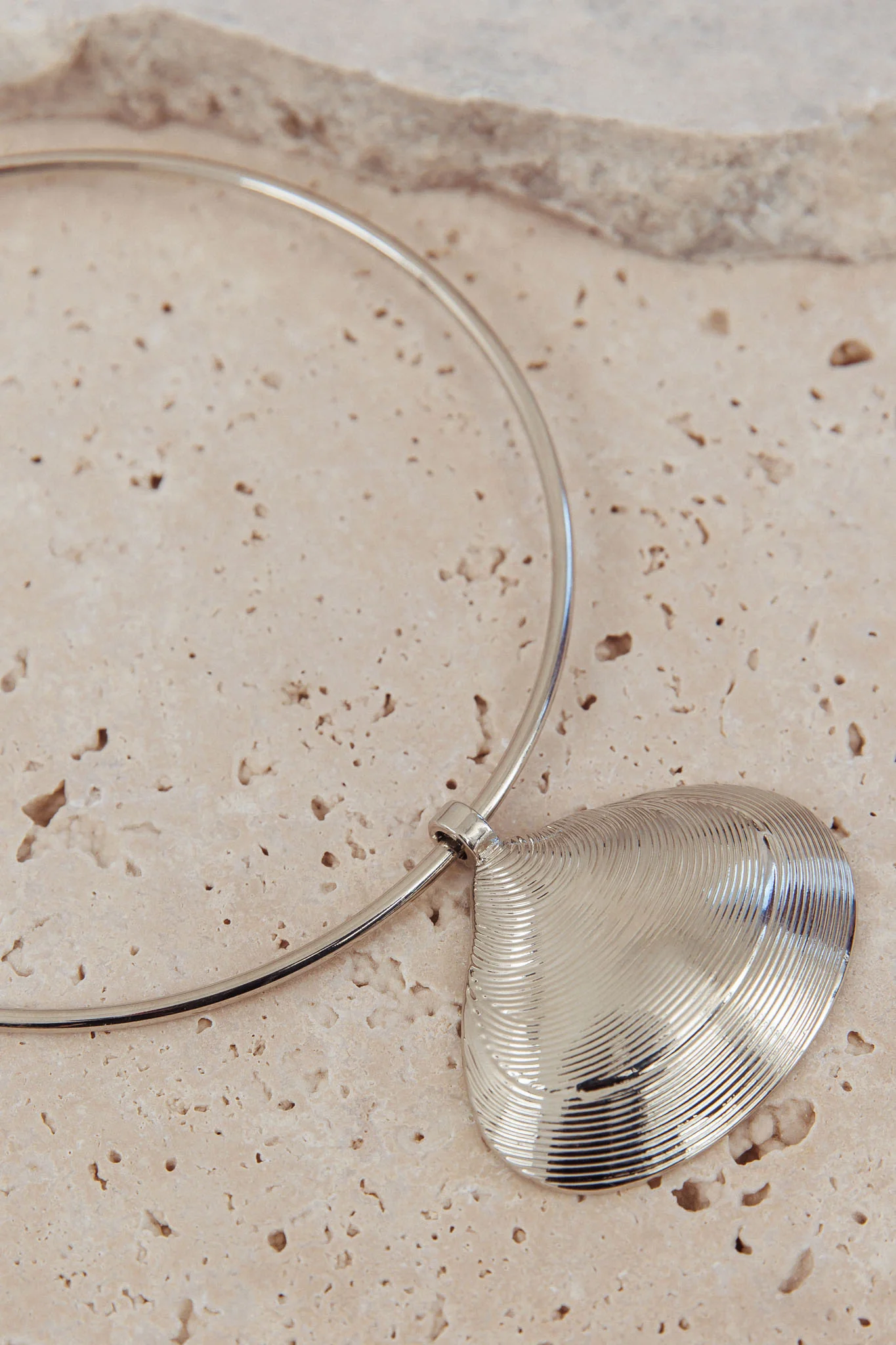 Zuma Shell Pendant Choker Necklace Dark Silver - Image 2